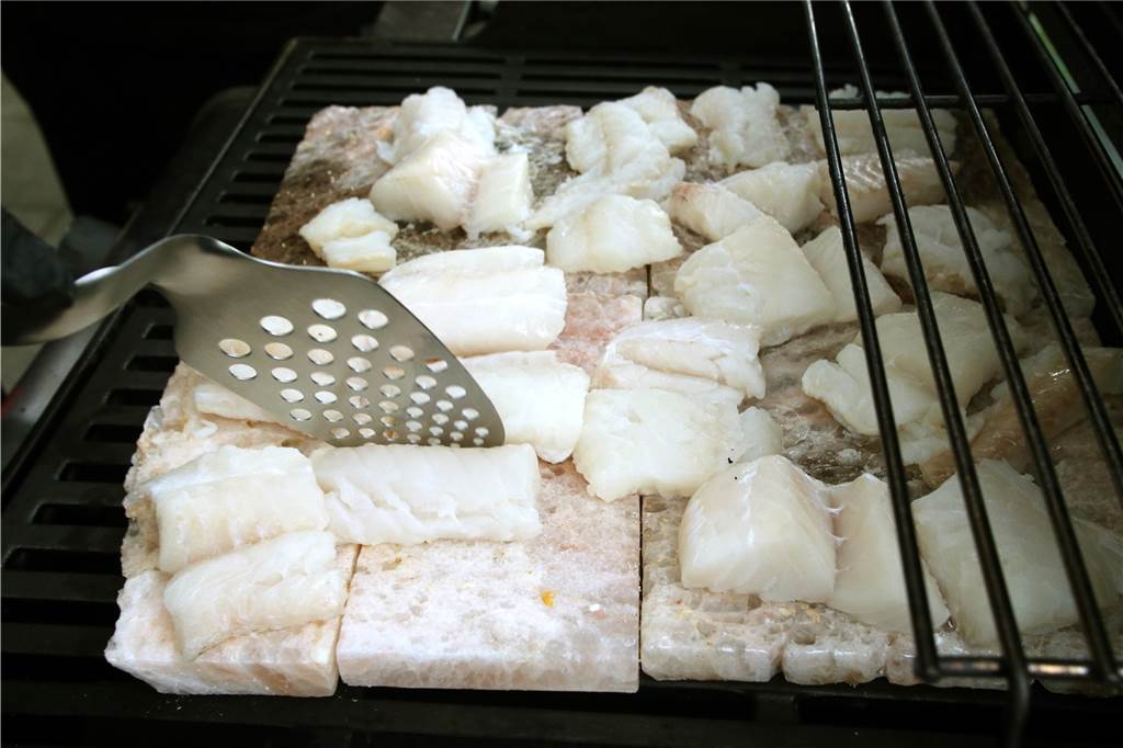 Grillen mit dem Salzstein: Worauf Hobbygriller achten sollten Egal ob Fleisch, Fisch oder Gemüse - der Salzstein lässt sich vielseitig verwenden.