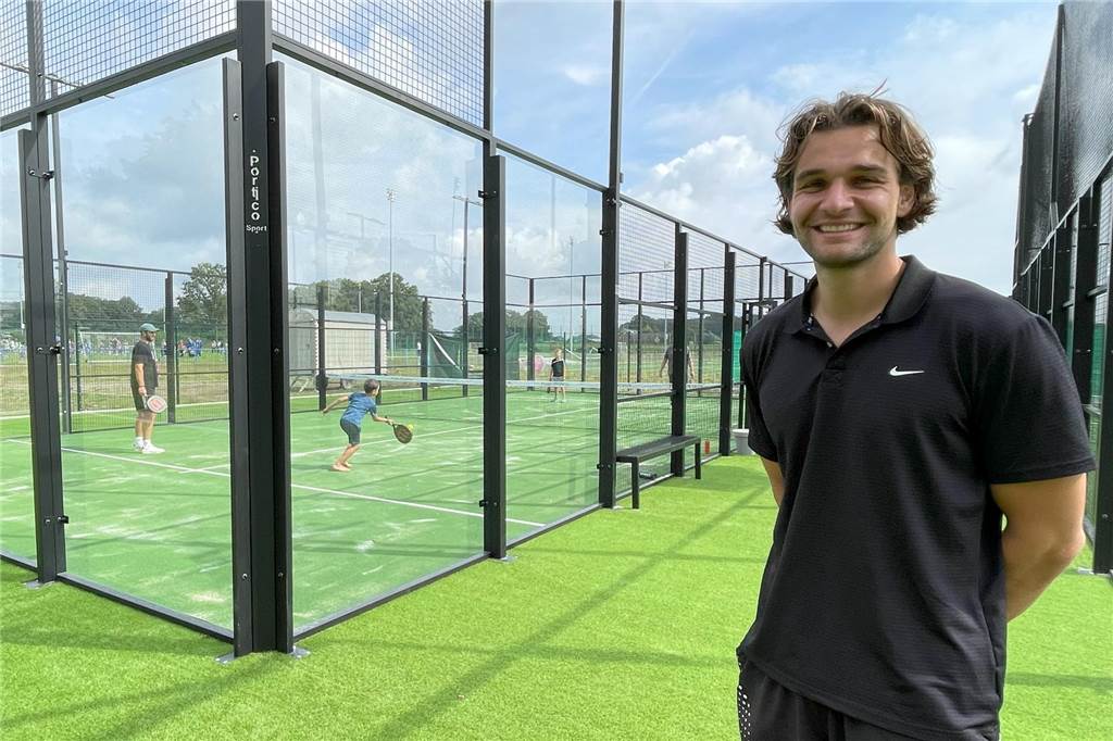 Padel-Tenniscourts treffen Nerv: Trotz Winterruhe wird weitergespielt Spieler auf einem Padel-Tennisplatz