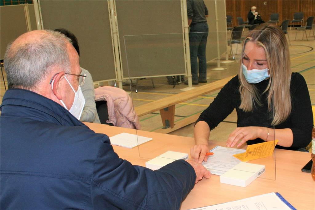 „Jeder pflegt auf einmal irgendwen“: Impf-Dosen bei Ärzten so schnell weg wie sie kommen Egal ob in der Hilgenbaumhalle oder in den Praxen: Mit den Corona-Impfungen ist ein großer bürokratischer Aufwand verbunden, der den Ärzten viel Zeit raubt.