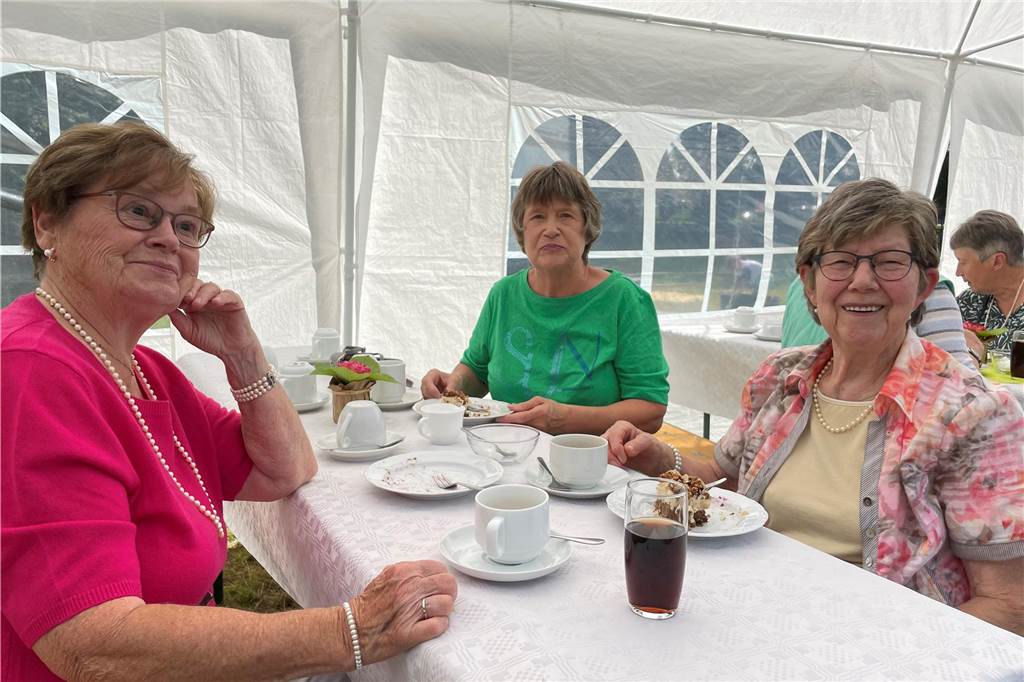 Fliegenmarkt startet mit viel Sonnenschein : „Da kommt das ganze Dorf zusammen“ Seniorinnen sitzen an einem Tisch bei Kaffee und Kuchen