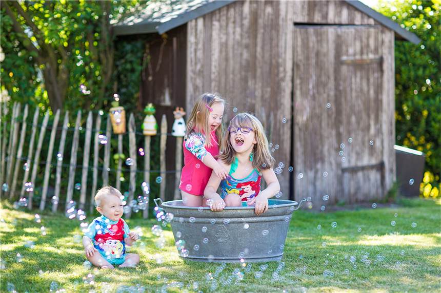 Das Klinikum Dortmund sammelt mit einem Kinder-Kalender Geld für den guten Zweck Egal ob mit oder ohne Handicaps: Die Kinder auf den Fotos des „Lieblingsmensch“-Kalenders strahlen vor Freude.