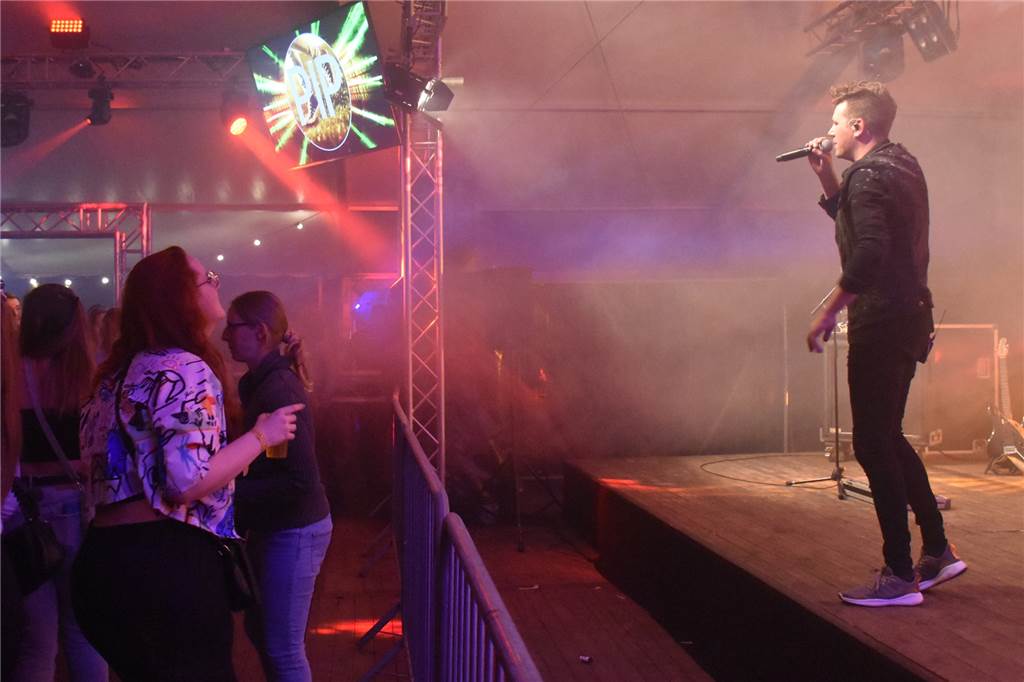 Egal ob Musik aus den 90-igern oder die großen Hits von heute - die Band „Q5 New Style“ aus den Niederlanden machte zusammen mit ihrem Publikum im Losbergpark eine kleine Zeitreise durch die Musikhistorie und hat damit bestimmt für die ein oder andere heisere Stimme am nächsten Morgen gesorgt.