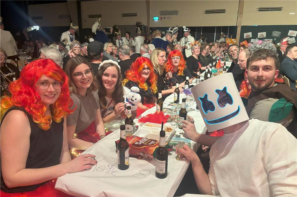 Kappenball in Oeding: Ohne Prinzenpaar, aber mit DJ und neuen Kostümen Einige Gruppen verkleideten sich in diesem Jahr als Lagerfeuer.
