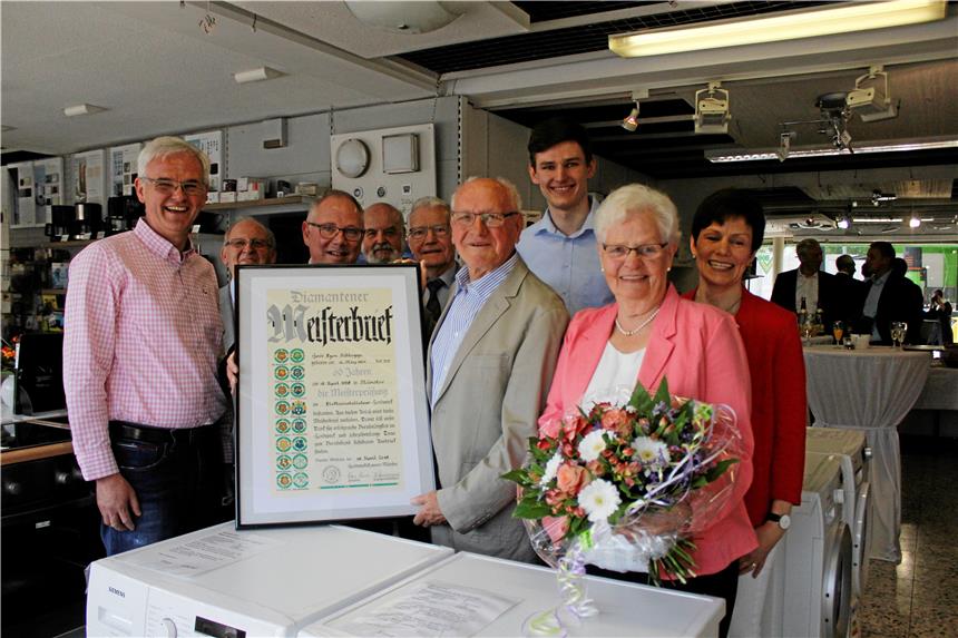Elektrogeschäft Ribhegge Werne startete mit einer Garage und einem Bulli Egon Ribhegge Senior (87; 4.v.r.) bekam den Diamantenen Meisterbrief.