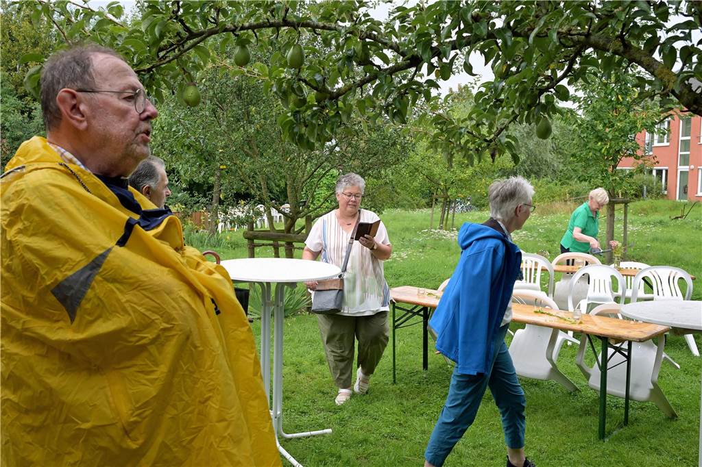 Egon Zimmermann, noch in einen Regenumhang gehüllt. begrüßte als Vorsitzender des Heimatvereins die Gäste zum Wiesenkonzert.