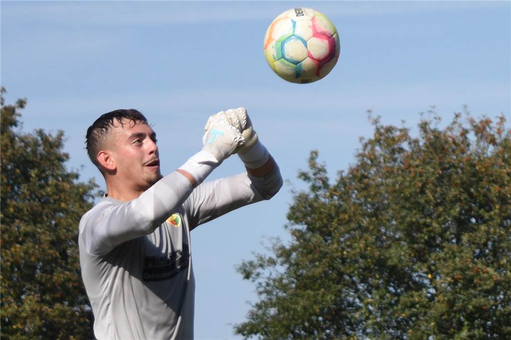 FC Roj feiert gelungene Generalprobe gegen Westfalenligisten Egzon Jusufi faustet einen Ball weg.