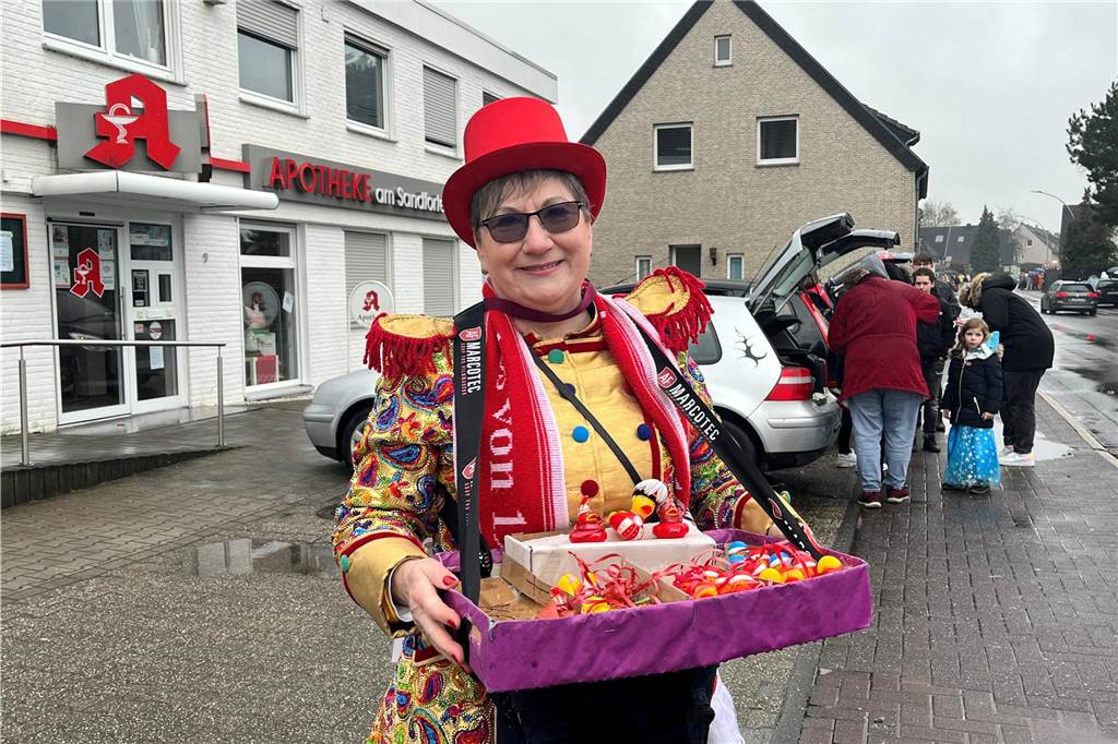 Ex-Karnevalsprinzessin mit Bauchladen. 