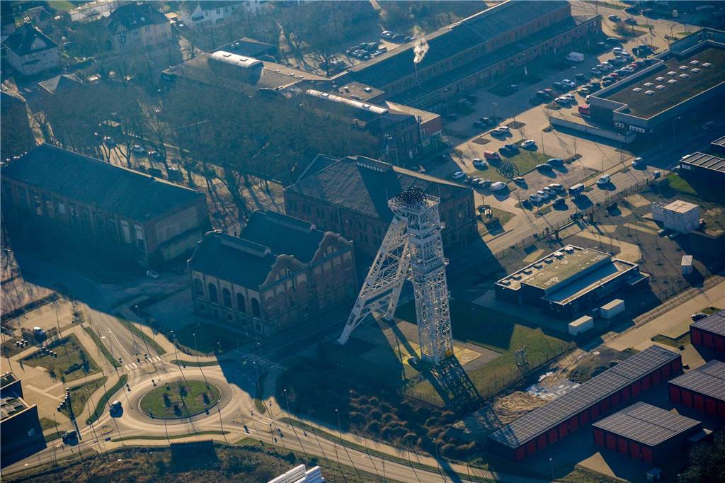Ehemalige Schachtanlage Fürst Leopold. Förderturm mit Kohenmischhalle.