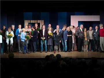 Ehemalige Schauspieler und Mitarbeiter des Kabaretts Die Stachelschweine versammeln sich noch einmal auf der Bühne. Foto: Lukas Schulze