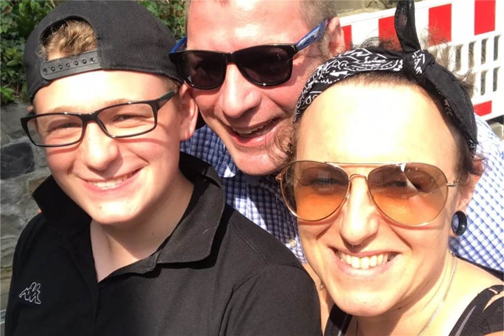Von der Wuchtbrumme zur Kraftsportlerin: So wurde eine Herberner Wirtin zur wirklich „starken Anke“ Eine Familie mit Kind.