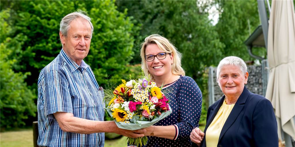 Ehrenamtler Dr. Wolfgang Mahlke und Stiftungsgründerin Elisabeth Grümer begrüßen die neue Leiterin des Hospizes St. Elisabeth, Sandra Tietze.