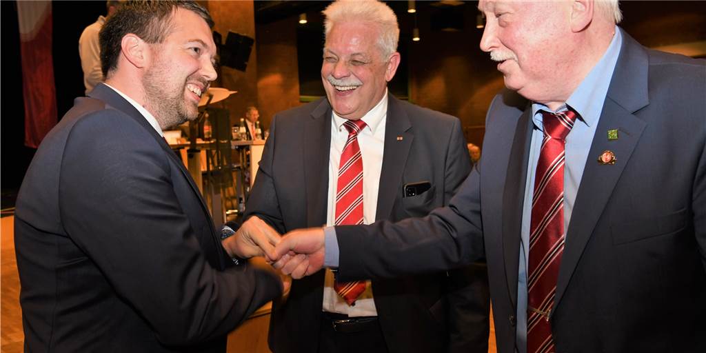 100 kommen zum lecker Mittagessen - aber niemand will nach Barcelona Ehrenamtler unter sich: Der neue Kreisvorsitzende Dominik Lasarz wird von Hans-Otto Matthey und Klaus Roschkowski zur Wahl beglückwünscht. Verdiente Ehrenamtler sollen in diesem Jahr am 30. Oktober ausgezeichnet werden - im großen Rahmen.