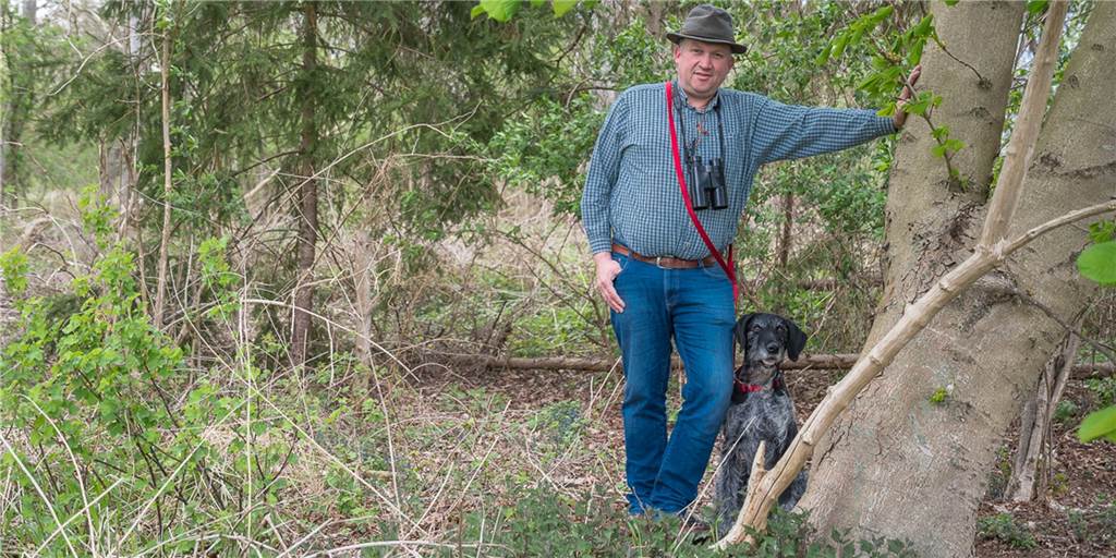 Stefan Amshoff will in Heek ein Bewusstsein für die Umwelt schaffen Stefan Amshoff mit seinem Jagdhund "Mona"