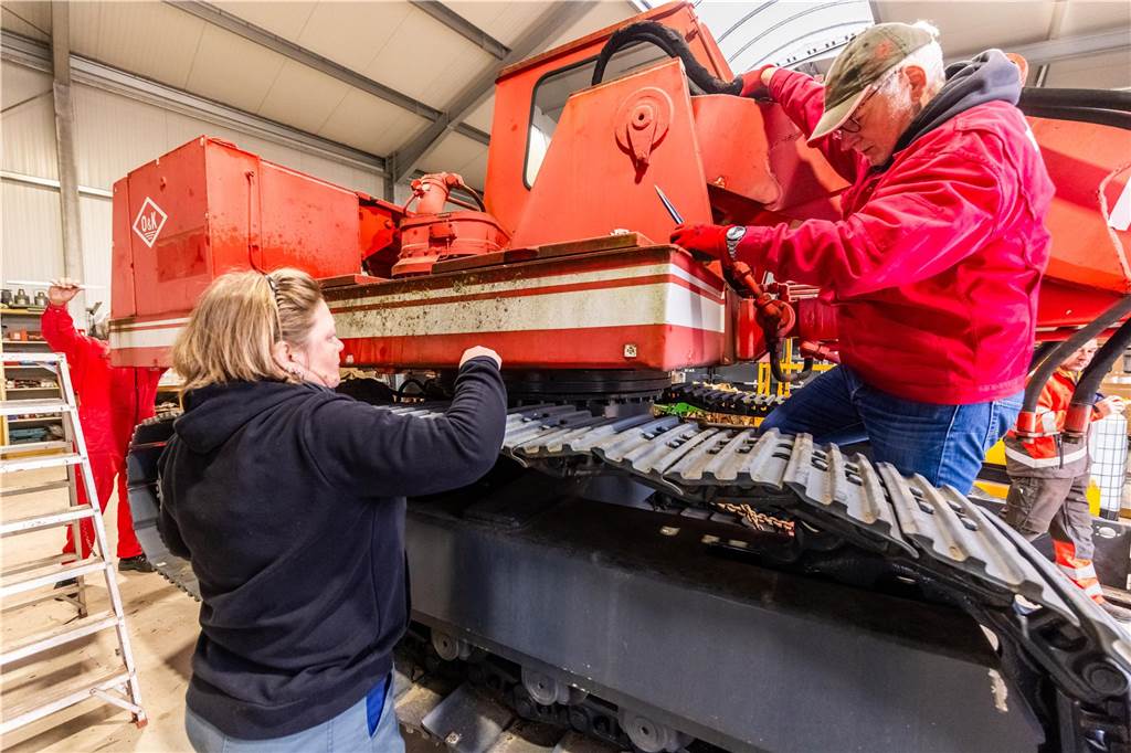 Vorbereitung für Bagger-Denkmal an A40: Oldtimer bekommt neuen Schliff Ehrenamtliche arbeiten den Oldie-Bagger in einer Halle der Firma Küchler auf.