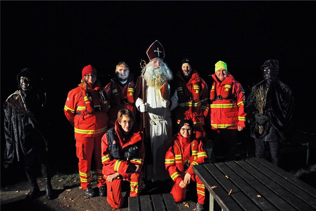 Die ehrenamtlichen Helfer der DLRG machten ein Foto mit dem Nikolaus und den Knechten Ruprecht