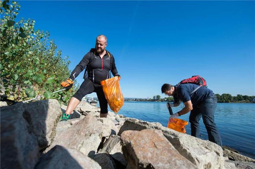 „Rhine Cleanup Day“: Tausende Helfer sammeln Müll am Rhein Ehrenamtliche sammeln Müll am Rheinufer in Mainz. Foto: Silas Stein