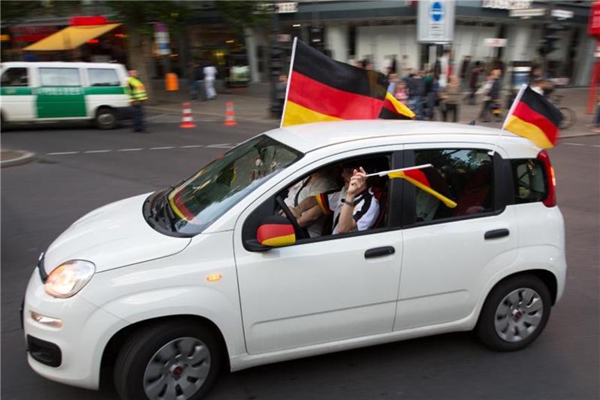 Elf nützliche Tipps zur Fußball-WM Ehrenrunde: Einen Sieg der deutschen Fußballer feiern viele Fans mit einem Autokorso - es liegt dabei im Ermessen der Polizei, ob sie einschreitet oder nicht. Foto: Florian Schuh