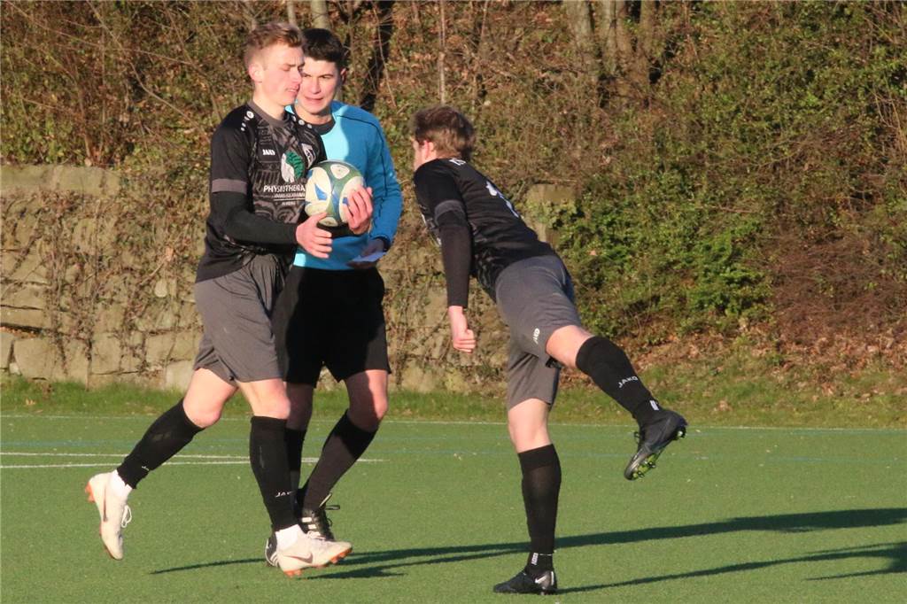 FC TuRa mit dem Meister-Gen: Spitzenreiter besiegt PSV Bork mit 3:1 Ehrentreffer für den PSV Bork: Ben Knappmann (l.) traf in der Schlussphase für den PSV Bork zum 1:3.