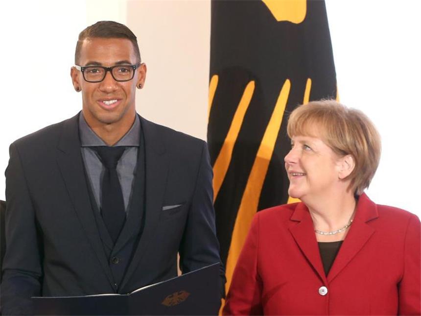 AfD-Vize Gauland sorgt mit Boateng-Äußerungen für Empörung Ehrung durch Angela Merkel: Fußball-Nationalspieler Jerome Boateng bekommt das Silberne Lorbeerblatt. Foto: Wolfgang Kumm/Archiv