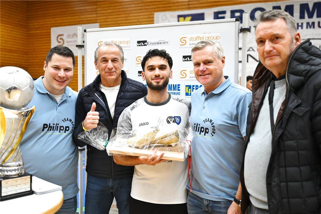 „Nie mit gerechnet“: TuS Halterns Semih Gülsoy wird beim Mitternachtscup doppelt überrascht Ehrung für den besten Kicker des 17. Mitternachtscup: Semih Gülsoy mit Trophäe und (v.l.) Thorsten Gringel (DJK Spvgg.), Turniersponsor Frank Staffelt, Gerd Wirbitzky (DJK. Spvgg.) und Sponsor Karl Fromme.