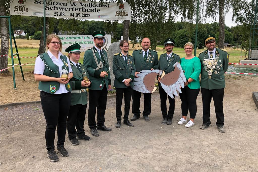 Schützenfest bei den Heideschützen: Die schönsten Fotos zeigen Königspaar und Gäste Ehrung Insignienschießen Schwerterheide