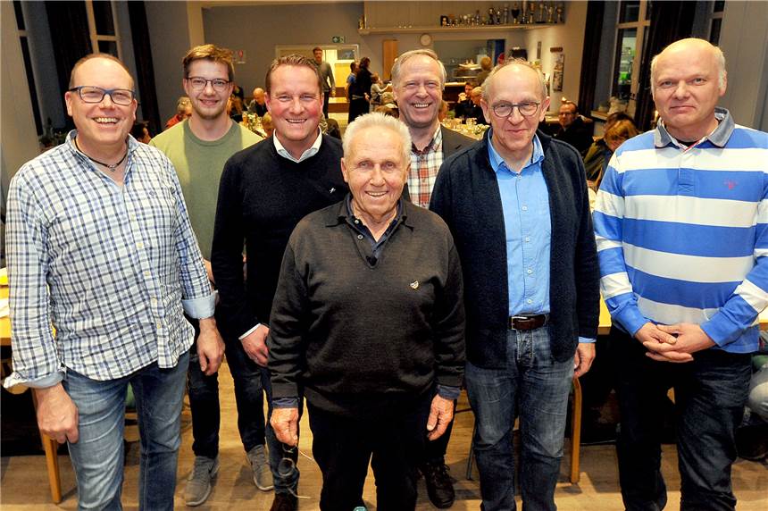Ehrungen auf der Jahreshauptversammlung des Kanu- und Surf-Vereins Schwerte (v.li.): Manfred Stainert, Matthias Schneider (für besondere Verdienste um den Verein), Jan Schettner (25 Jahre), Reinhard Weiss (50 Jahre), Thomas Hartleif (25 Jahre), Vereinsvorsitzender Klaus Volke und Wolfgang Thöing, der seit 40 Jahren KVS-Mitglied ist.