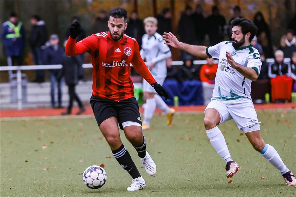 Knipser Djordjevic entscheidet das Topspiel für TuS Eichlinghofen: Die Bezirksliga-Partien Eichlinghofens Mahir Boran Cenan (l.) im Zweikampf mit Söldes Ertugurul Aksoy - der TuS gewann gegen den VfR schließlich knapp mit 1:0.