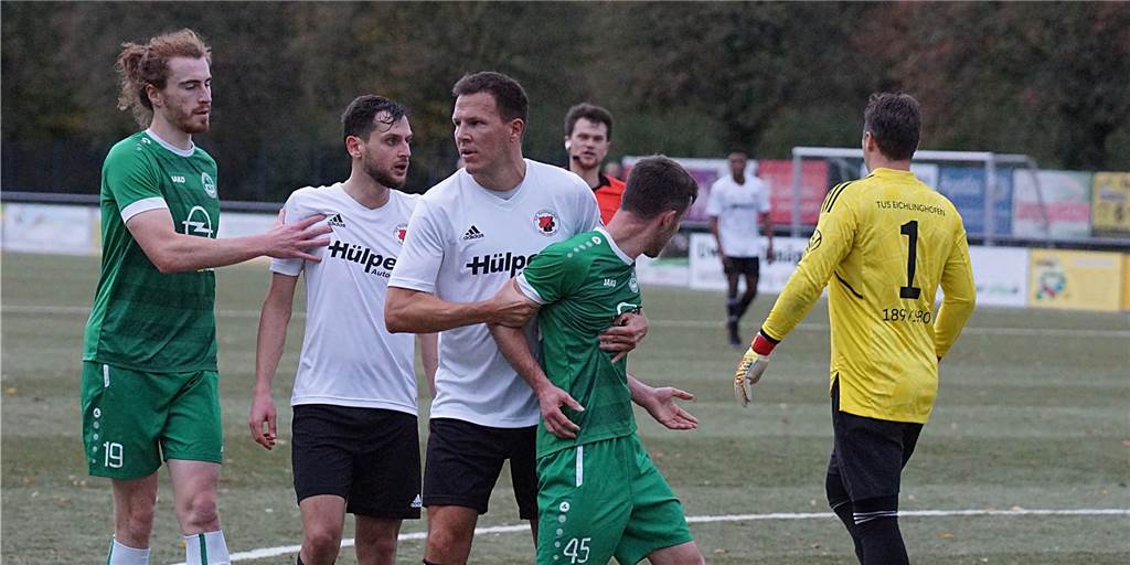 SG Massen holt Punkt gegen Favoriten − und das Team ärgert sich Eichlinghofens Marcel Dickehut bewahrte in dieser Szene Massens Franco Jans (r.) vor einem Platzverweis; Massens Teamkollege Connor O´Reilly (l.).