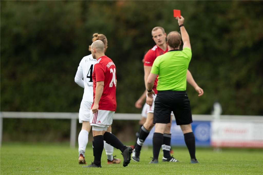 Früh die Nerven verloren: Schnellste Rote Karte der Saison im Amateurfußball Eichlinghofens Tobias Lederer musste frühzeitig den Platz verlassen.