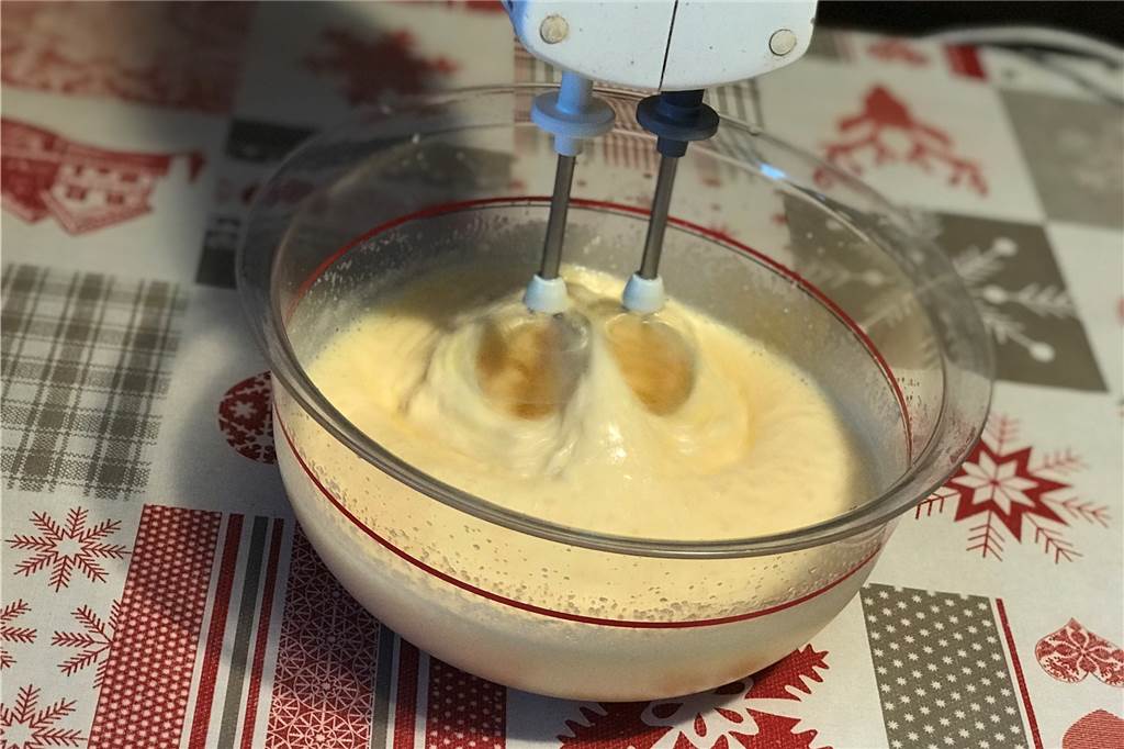 Neujahrswaffeln backen: Leckeres Rezept für Silvester und Neujahr Eier, Zucker und Co. sollen schön sahnig werden.