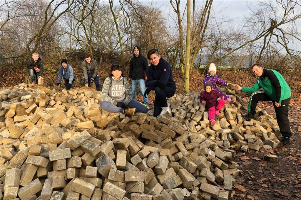 Dorstener Sensenmänner suchen eine Bleibe für den Winter Eigenleistung wird bei den Reapers großgeschrieben. Im vergangenen Winter errichteten sie auf der Anlage von Grün-Weiß Barkenberg eine Lagerhalle zur Aufbewahrung ihres Trainings-Equipments.