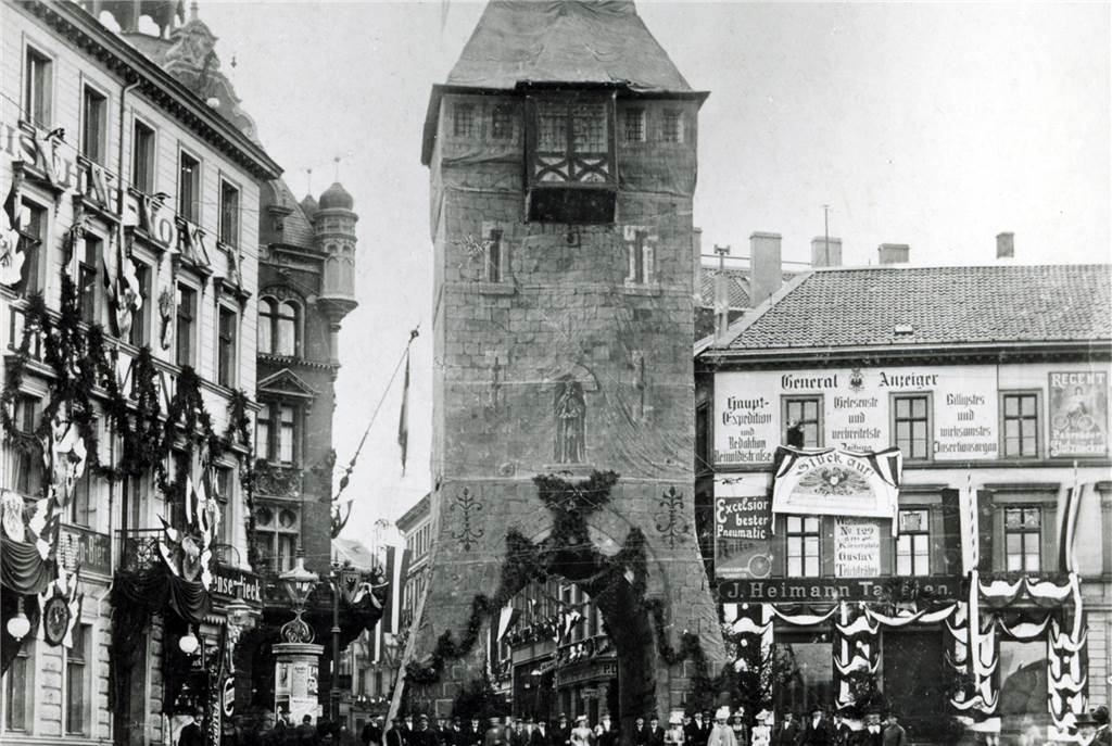 Hafen wird 120 Jahre – mit historischen Fotos vom Kaiserbesuch und einer riesigen Attrappe Eigens für den Kaiserbesuch wurde das Burgtor als Attrappe noch einmal aufgebaut.