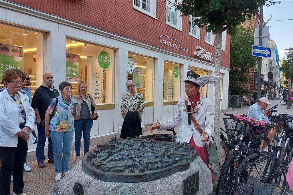 Bilanz und Ausblick: Wie geht es mit dem Kultursommer in Dorsten weiter? Menschen stehen während einer Stadtführung auf dem Bürgersteig in Dorsten
