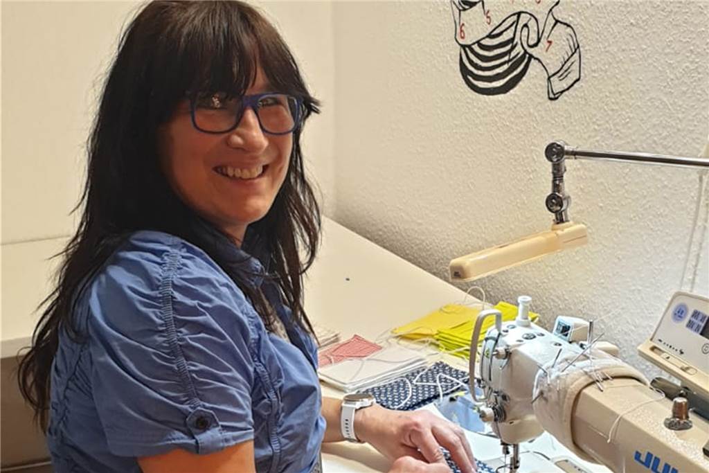 Corona-Lockdown verlängert: Dortmunds Händler hoffen auf den Februar Eigentlich entstehen bei „Marie Beau Brautmoden“ in Marten Brautträume. Doch Inhaberin Kerstin Kesper näht seit Beginn der Krise auch Masken.