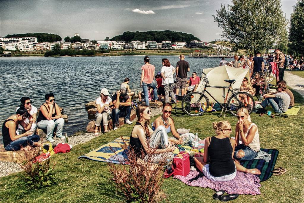 Hörder Brückenfest wird wegen Corona verschoben Eigentlich hätte es am 6. Juni so aussehen sollen: Doch volle Wiesen am Phoenix-See wird es wegen des Brückenfestes erst 2021 geben.