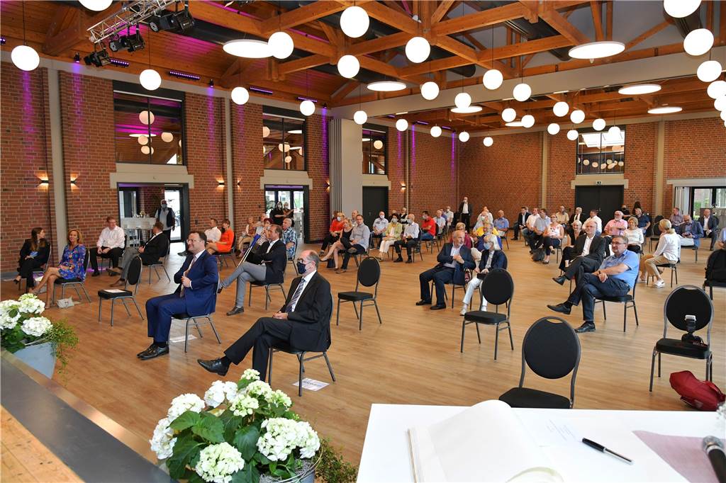 Landrat sieht Quantensprung: Stadthalle strahlt weit über Olfen hinaus Eigentlich hatte die Stadt Olfen zur Wiedereröffnung der Stadthalle eine große Feier geplant. In der Corona-Pandemie war nur ein kleiner Festakt mit deutlich weniger Gästen möglich.