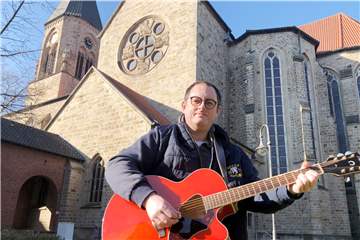 Eigentlich ist der Vollblutkarnevalist Dirk Schlattmann am Rosenmontag immer in schrillen Outfits zu sehen. In diesem Jahr ist ihm nicht nach Feiern zumute. Am Abend wird er beim Friedensgebet vor der Kirche John Lennons Friedenshymne "Imagine" singen.