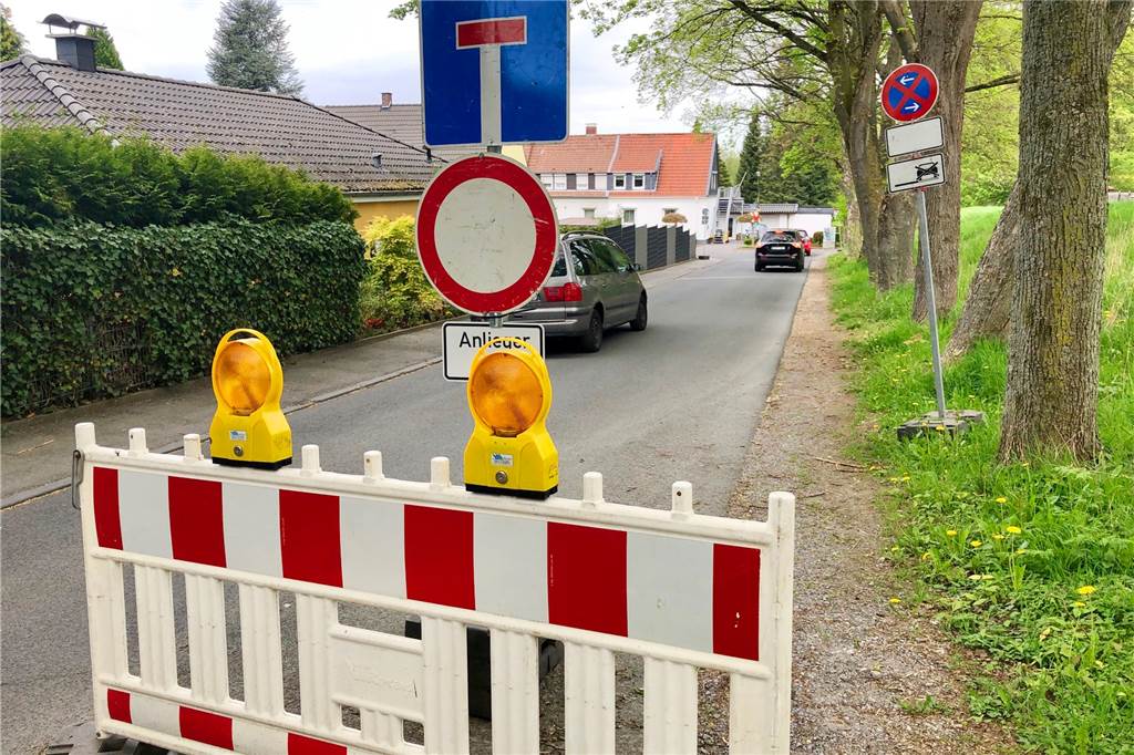 Gefahr für Anwohner: 120 Autos pro Stunde machen Nebenstraße plötzlich zur Hauptstraße Eigentlich ist die Durchfahrt-Situation an der Straße Am Dreisch geregelt - eigentlich.