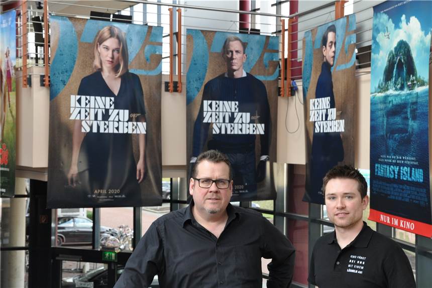 71 Vorstellungen in der ersten Woche: James Bond in der Cineworld Lünen Eigentlich sollte der neue James Bond schon Anfang April 2020 anlaufen, dann kam Corona. Jetzt freuen sich Betreiber Lutz Nennmann (l.) und Max Biela, Assistent der Geschäftsführung, auf den Kinostart am 30.9. in der Cineworld.