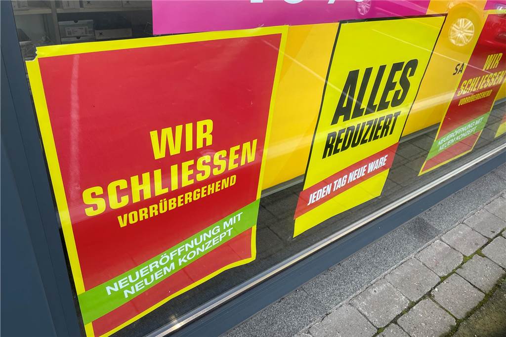 Leerstand im Indupark: Schuhgeschäft verabschiedet sich für immer Plakate, die im August in der Salamander-Filiale im Indupark hingen, kündigten an, dass der Laden nach einer Pause wiedereröffnen werde.