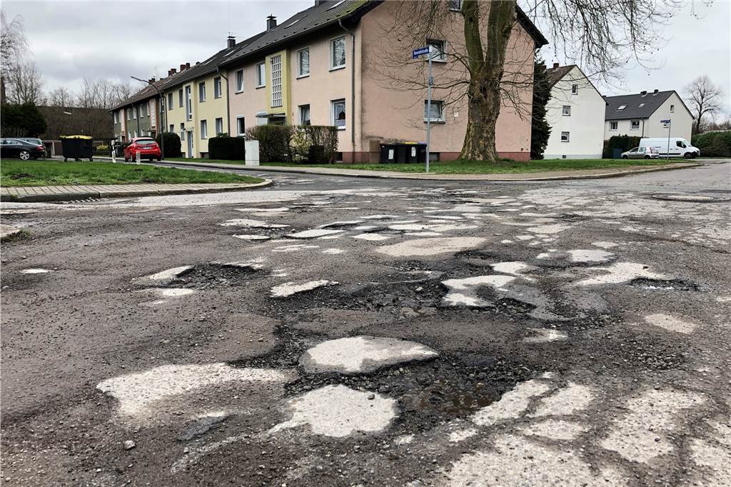 Kaputte Straßen und tiefe Löcher: CDU schlägt Alarm Eigentlich sollte die Denrodtstraße längst fertiggestellt sein, sagt Jonas Ehm.