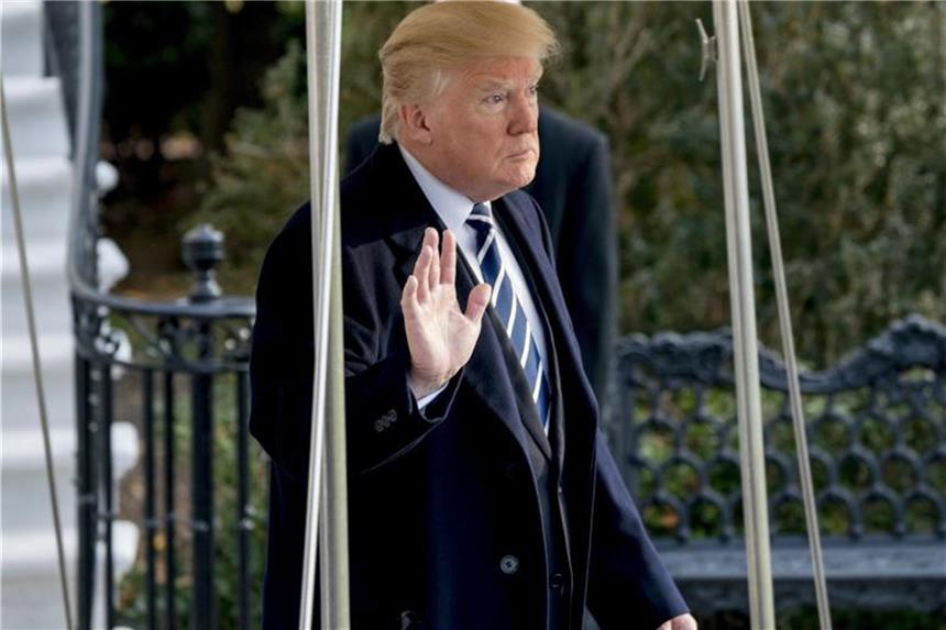 Trumps „schöne“ Steuerreform im Schatten der Russland-Affäre Eigentlich sollte er gut gelaunt aussehen: US-Präsident Donald Trump hat seine Steuerreform durchgesetzt. Foto: Andrew Harnik