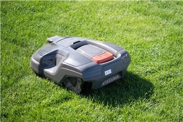 Eigentlich sollten Rasenroboter Hindernisse erkennen. Doch nicht bei allen Geräten können sich Gartenbesitzer darauf verlassen. Kinder lassen sie besser nicht in die Nähe. Foto: Sebastian Gollnow