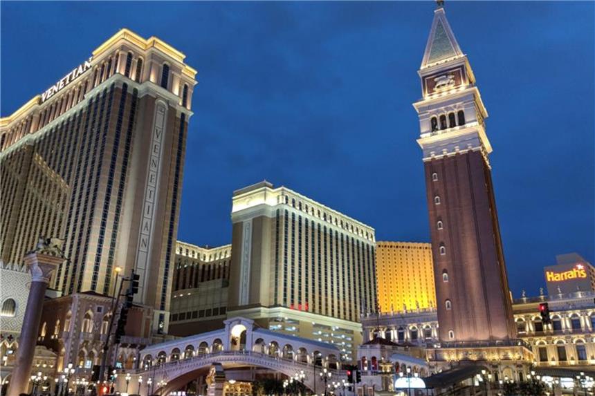 So können Fotografen stürzende Kanten geradeziehen Eigentlich stehen die Gebäude des „Venetian“ in Las Vegas ziemlich gerade. Damit das auch nach dem Urlaub auf dem Smartphone-Foto so aussieht, kann man per Software nachhelfen. Foto: Simon Nagel/dpa-tmn