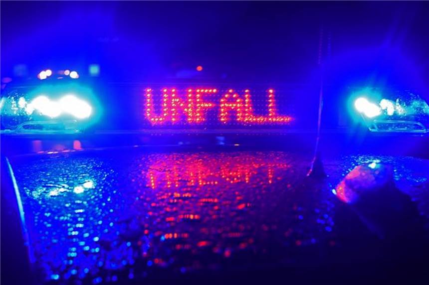 22-jähriger Autofahrer beendet Verfolgungsjagd mit schwerem Unfall Eigentlich wollte die Polizei das Auto des 22-Jährigen nur kontrollieren – am Ende müssen Fahrer und Beifahrer schwer verletzt ins Krankenhaus.