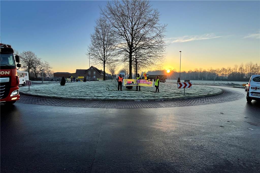 Eigentlich wollten die BI-Mitglieder am Montagmorgen ihre Mahnwache neben der beginnenden Baustelle aufziehen. Umso glücklicher waren sie, dass die Arbeiten kurzfristig abgesagt wurden. 