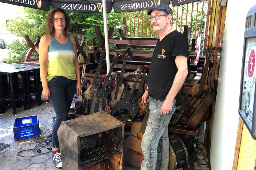 Jetzt steht fest, wann das „Church“ wieder öffnen kann Eigentümerin Christiane Sprengler und Barkeeper Bernd Welk (v.l.) vor den zerstörten Instrumenten, ein Markenzeichen der Kneipe.