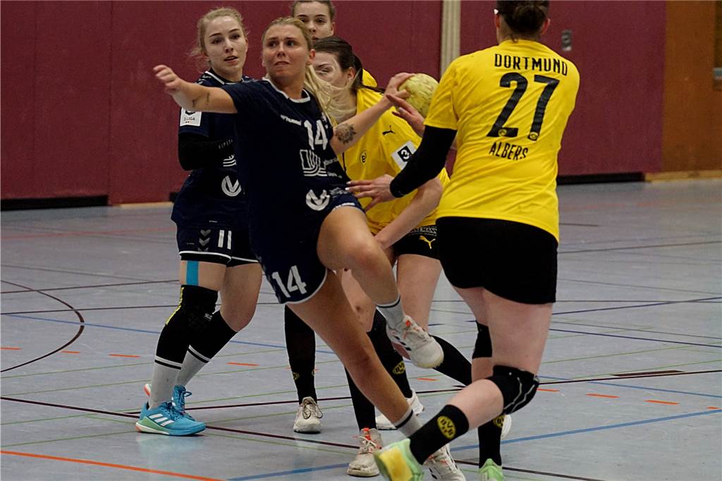 KSV liefert sich spannenden Schlagabtausch mit Borussia Dortmund: „Das war heute Gold wert“ Eileen Axtmann (KSV in Blau) tankt sich durch und erzielt hier die 6:4-Führung.