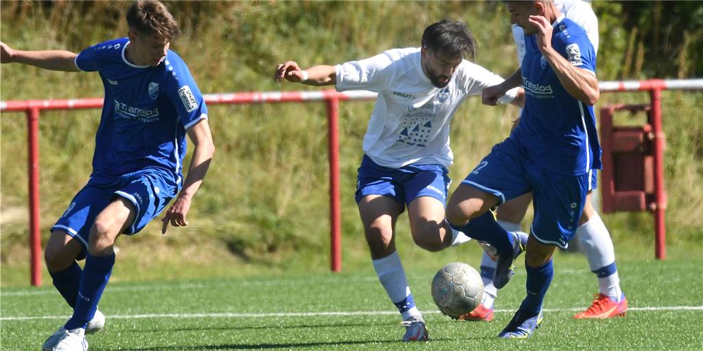 Castrop-Rauxel hat noch zwölf heiße Eisen im Kreispokal-Feuer Ein 11:1-Schützenfest feierten die Bezirksliga-Fußballer des Kreispokal-Verteidigers FC Castrop-Rauxel (weiße Hemden) in der ersten Runde bei Wanne 88.
