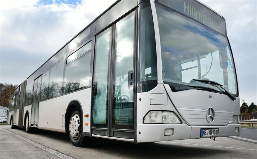 14-Jähriger klaut Bus und flüchtet über die Autobahn Ein 14-Jähriger hatte sich am Steuer des Gelenkbusses eine Verfolgungsjagd mit der Polizei geliefert.